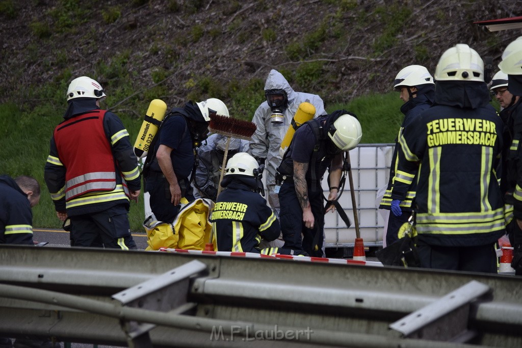 VU Gefahrgut LKW umgestuerzt A 4 Rich Koeln Hoehe AS Gummersbach P221.JPG - Miklos Laubert